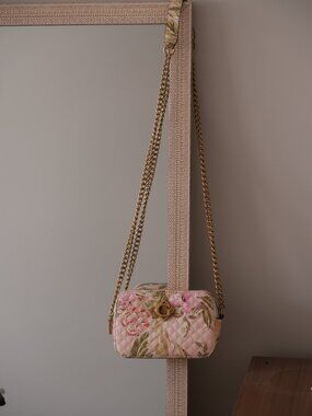 Guess nerina floral camera crossbody bag